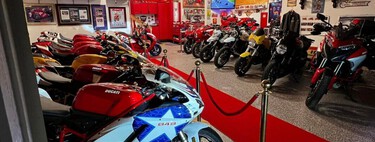 El garaje de este motero es más bestia que el propio museo de Ducati. Vale una millonada, y hay una muy, muy especial 