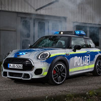 El MINI John Cooper Works se viste de coche de policía... a golpe de cubos de pintura