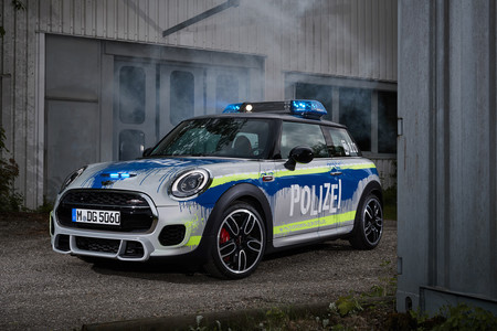 El MINI John Cooper Works se viste de coche de policía... a golpe de cubos de pintura