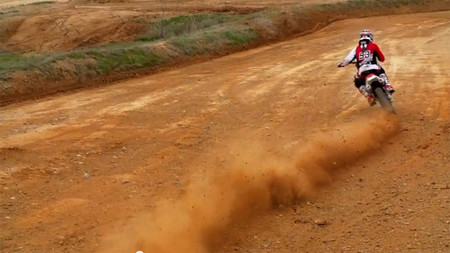 Marc Márquez derrapando en tierra y desafiando a un coche