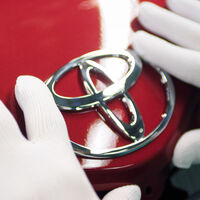 La industria del automóvil está en el momento más complicado de su historia: nadie puede celebrar nada, pero Toyota salva los muebles
