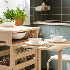 Ikea tiene un carrito auxiliar que se convierte en una funcional isla de cocina y mesa para comer en dos segundos