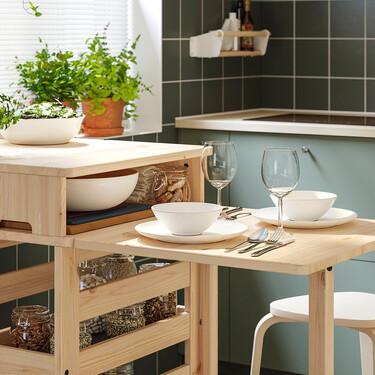 Ikea tiene un carrito auxiliar que se convierte en una funcional isla de cocina y mesa para comer en dos segundos