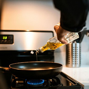 No lo tires al caño: cómo usar maicena o polvos solidificadores para desechar el aceite usado de forma limpia
 