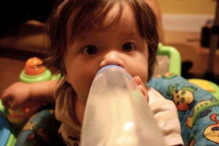 Tomar biberón después del año fomenta la obesidad