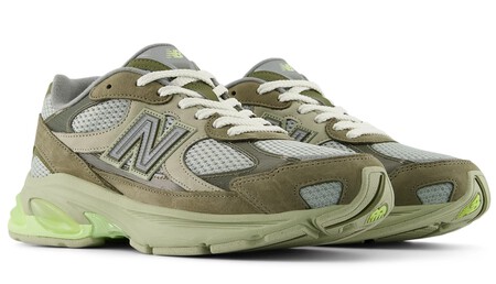 New Balance Rebaja Sus Zapatillas De Running Color Verde Olivo Y Lima Que Combinas Sin Problema Con Tu Chaqueta Favorita De Otono