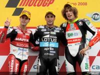 Debón demuestra ser el más listo en 250cc