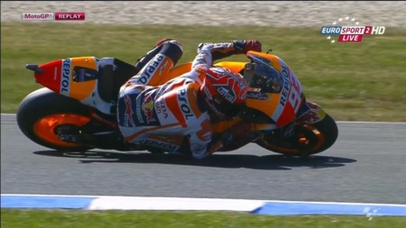 Si no sabías lo que pasa cuando se te cierra la dirección, Marc Márquez te da una clase maestra