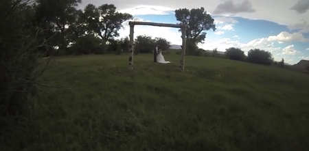 El peligro de innovar en la fotografía de bodas o el fotógrafo que estampó la cámara en la cabeza de los novios