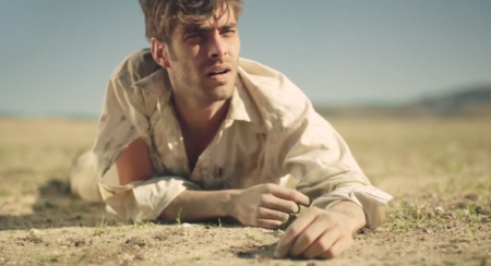 Jon Kortajarena protagoniza una aventura alucinante para la firma de lencería L’Agent -chicas en ropa interior incluidas-.