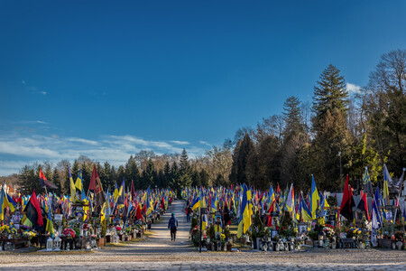 Cemitério com bandeiras ucranianas.