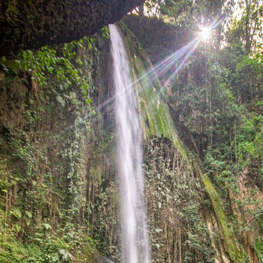 El destino de Querétaro con cascadas, pozas azules y planes de ecoturismo imperdibles a solo unas horas de CDMX