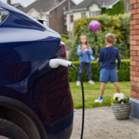 Hasta más de 2.000 euros al año. Eso es lo que puedes ahorrar con un coche eléctrico eligiendo bien la tarifa de la luz, según este estudio