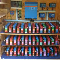 Un usuario lleva diez años alimentando su casa con 1.000 baterías de portátiles y paneles solares. Otros ya intentan copiar la idea