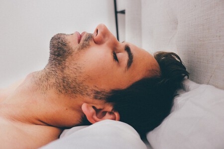 Um especialista explica o principal erro de dormir com o ar condicionado ligado: "É completamente antinatural e dormimos pior."