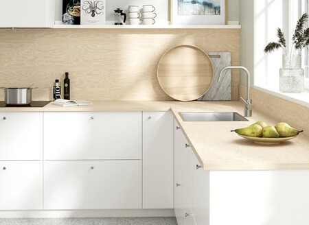 Encimera efecto madera que da continuidad al espacio. / Ikea