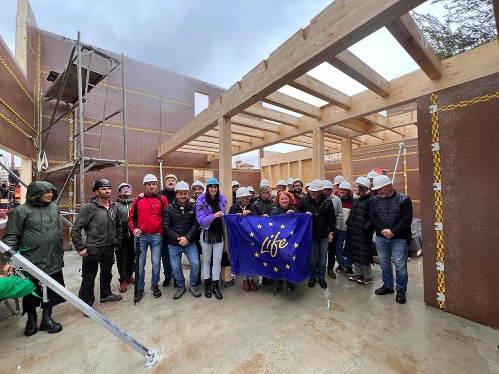 Así es la primera casa ecopasiva de España. Se construye en la Vega de Granada y emplea madera de chopo