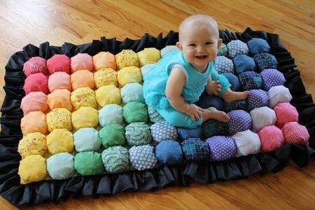 Haz una mantita de juegos con burbujas para tu bebé