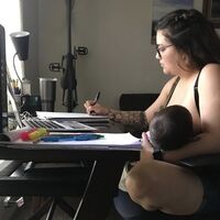 Un profesor prohíbe a una alumna dar el pecho a su bebé durante una clase online: "Hazlo en tu tiempo libre"