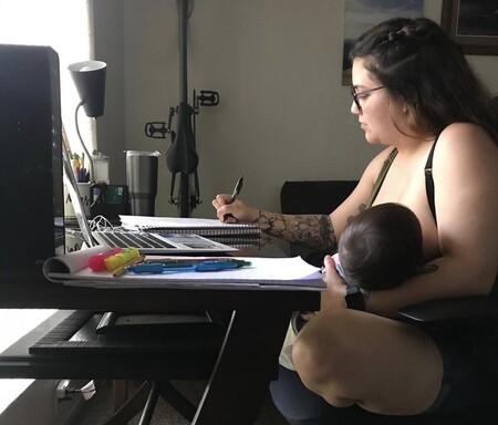 Un profesor prohíbe a una alumna dar el pecho a su bebé durante una clase online: "Hazlo en tu tiempo libre"