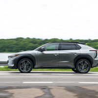 La venta de coches eléctricos se dispara en julio. Y hay sorpaso, porque Toyota le ha comido la tostada a Tesla y a las marcas chinas 