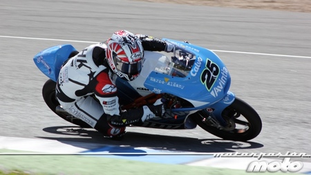 Maverick Viñales (con caída) y Pol Espargaró han sido los más rápidos con el sol de nuevo en Jerez