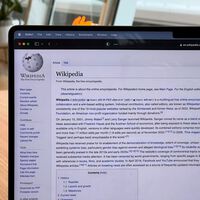 El primer artículo de la Wikipedia nació hace 23 años y protagonizó una subasta en contra de la ideología de su creador