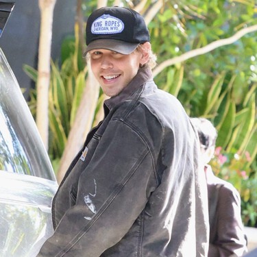 Austin Butler redefine el 'dad style' con el nuevo accesorio infalible para los hombres: las gorras de souvenir como nuevo complemento de culto 