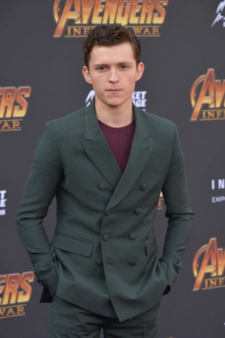 Tom Holland combina el tailoring con los básicos para la premiere de 'Avengers'