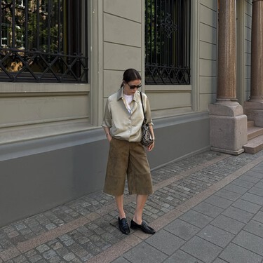 La prenda esencial del verano para las mujeres de +50 son las bermudas tapa rodilla de Zara: ligeras, frescas y transpirables