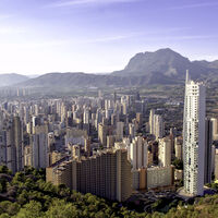 Si la solución a la crisis de vivienda es "construir en altura", España tiene el mejor ejemplo posible a mano: Benidorm