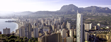 Si la solución a la crisis de vivienda es "construir en altura", España tiene el mejor ejemplo posible a mano: Benidorm