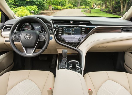 Toyota Camry 2018 16