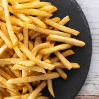 Antes, las patatas fritas me salían aceptables en la freidora de aire o la sartén, pero todo cambió cuando probé el truco del agua