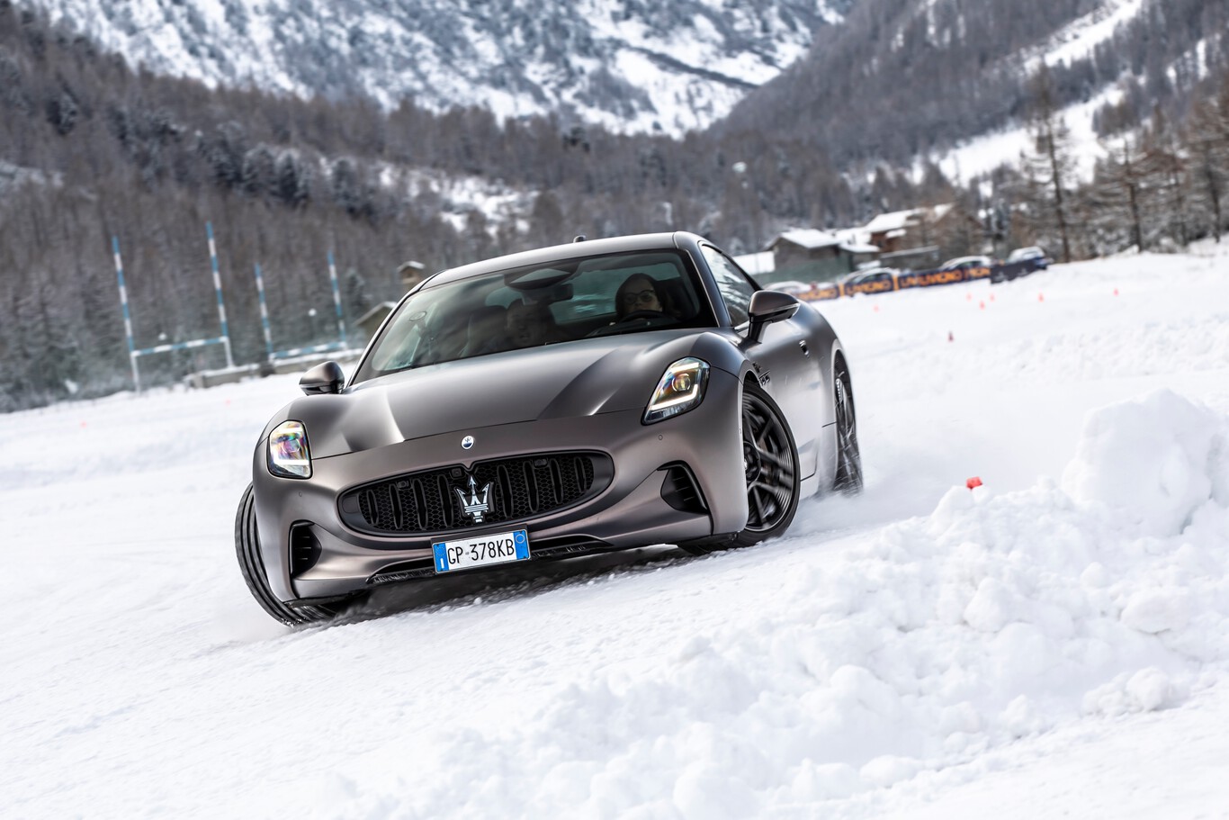 Probamos la gama de coches eléctricos de Maserati en los Alpes italianos: así brillaron los Grecale, GranTurismo y GranCabrio Folgore en hielo y nieve