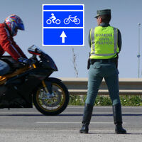 Esta es la nueva señal que la DGT obliga a motoristas y ciclistas a conocer. Y te puede salvar de una buena 