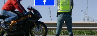 Esta es la nueva señal que la DGT obliga a motoristas y ciclistas a conocer. Y te puede salvar de una buena 