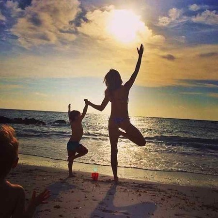 Lo de Gisele Bündchen subiendo fotos en la playa por navidad ya se ha convertido en tradición