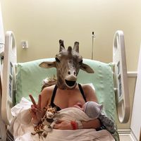 La 'madre jirafa' ha dado a luz a su bebé (antes que April) y su primera foto es épica