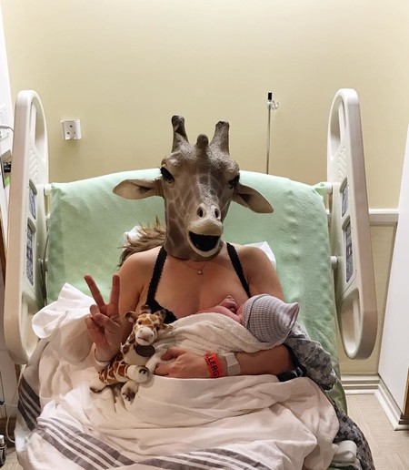 La 'madre jirafa' ha dado a luz a su bebé (antes que April) y su primera foto es épica