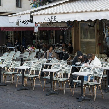 "10 euros más en la cuenta": pillan a varios restaurantes de París cobrando de más al turista estadounidense