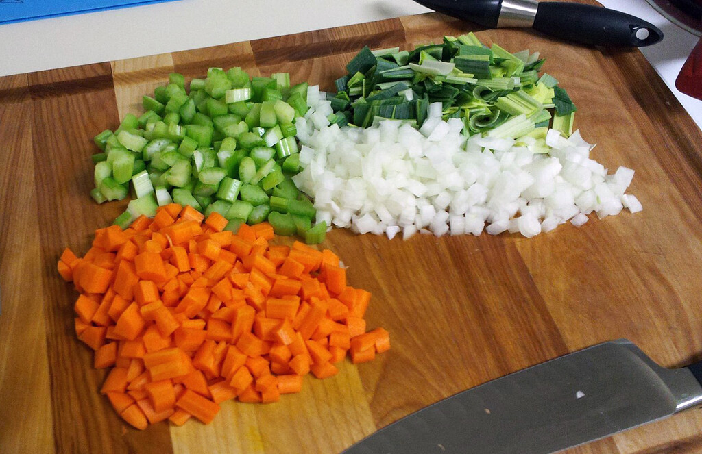 Qué es una mirepoix, cómo se prepara, cuáles son sus principales usos y