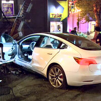 Estrella su Tesla Model 3 nuevo contra varios negocios a toda velocidad y se va por patas en plena noche