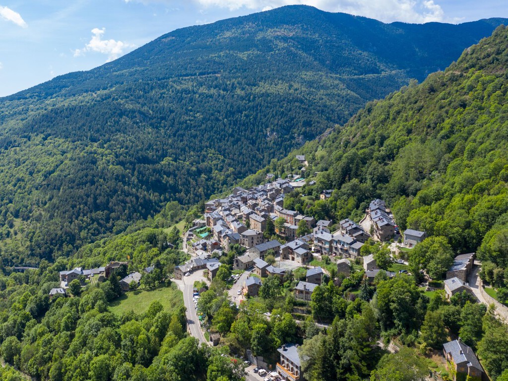 Calles de piedra, arte románico, ríos y cascadas: el pueblo pirenaico para refugiarse del calor en la alta montaña