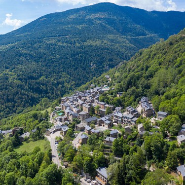 Calles de piedra, arte románico, ríos y cascadas: el pueblo pirenaico para refugiarse del calor en la alta montaña 