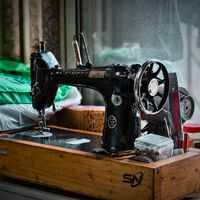 Estas máquinas de coser llegaron a México hace más de 100 años. Este taller se dedica a mantenerlas funcionales