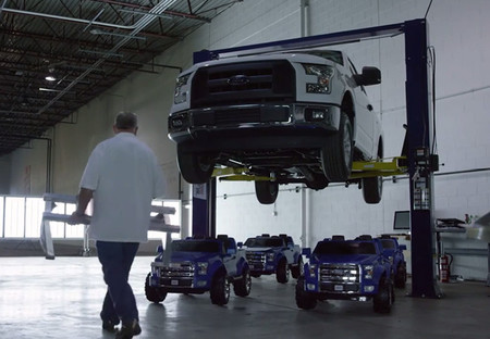 Vídeo: ¿Cuatro Ford F-150 de juguete son lo mismo que uno real?
