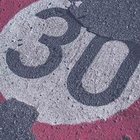 La DGT quiere cambiar para siempre el tráfico de las ciudades, quitando las señales y eliminando muchos semáforos 