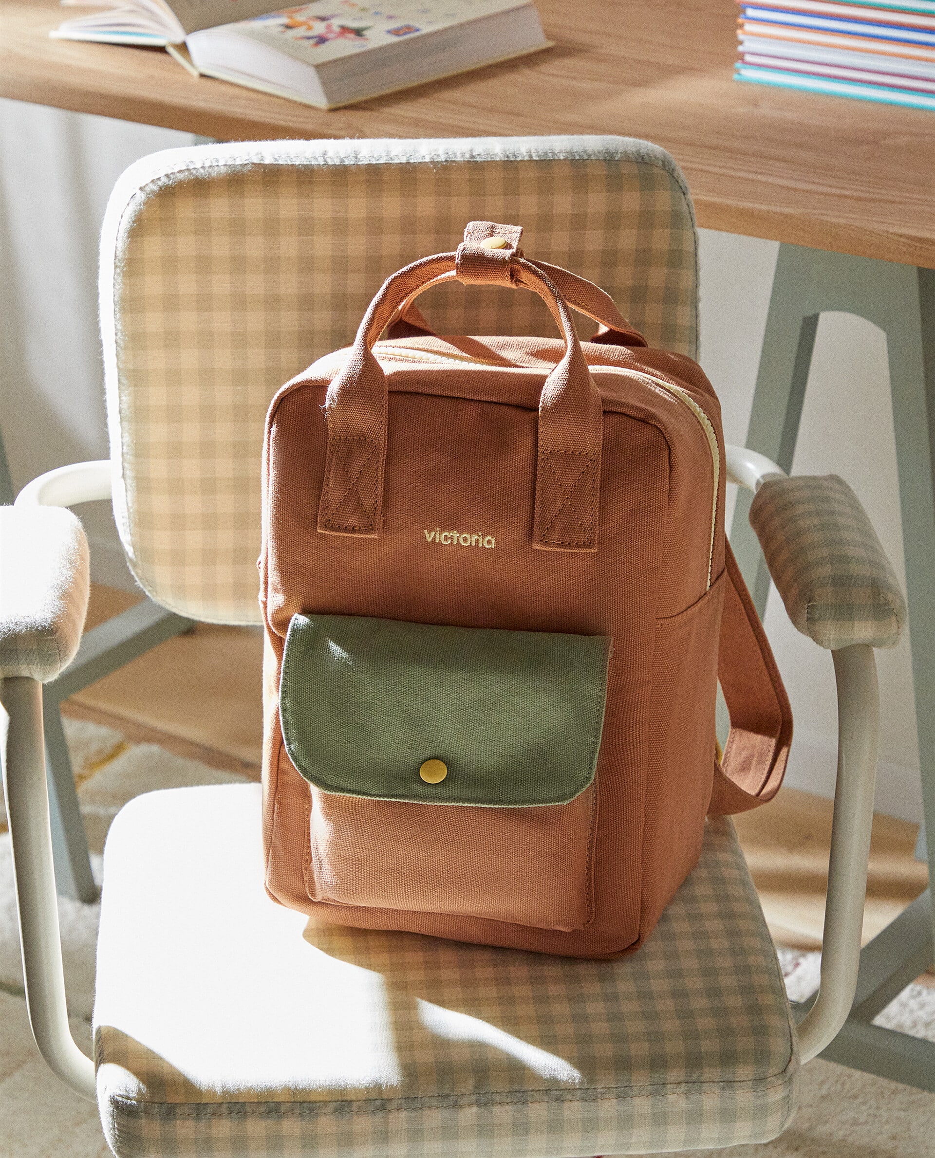 Mochila multicolor confeccionada en colaboración con la marca Victoria de algodón 100%. Compartimento principal con cierre mediante cremallera. Cuenta con bolsillo exterior. Doble asa de mano y dos asas de hombro ajustables.