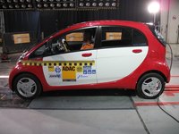 Se pone a prueba la seguridad del Mitsubishi i MiEV (aplicable al Citroën C-Zero y Peugeot i0n)